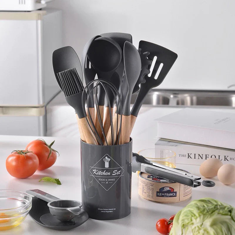 Jogo de Utensílios de Cozinha com 12 Peças em Silicone e Cabo de Madeira - Decorelle